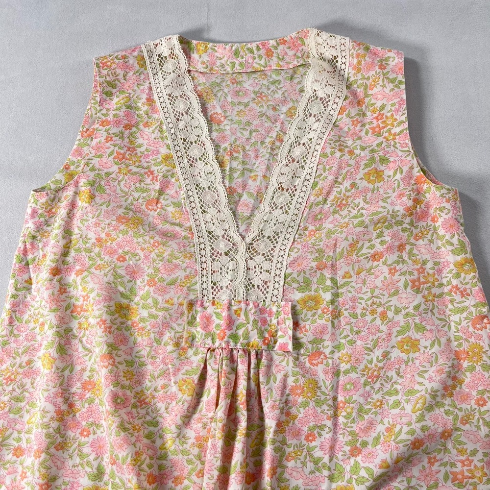 Vintage Homemade Cottagecore Nightgown Medium Pink Ditsy Floral Lace V-Neck‎